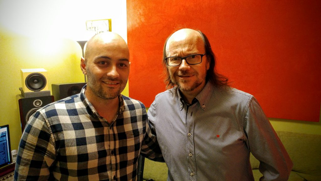 Santiago Segura grabando en estudio