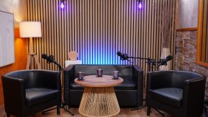 Escenario podcast butacas y sofá